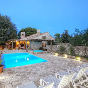 https://villa-zamelinjak.primorje-gorskikotar.com